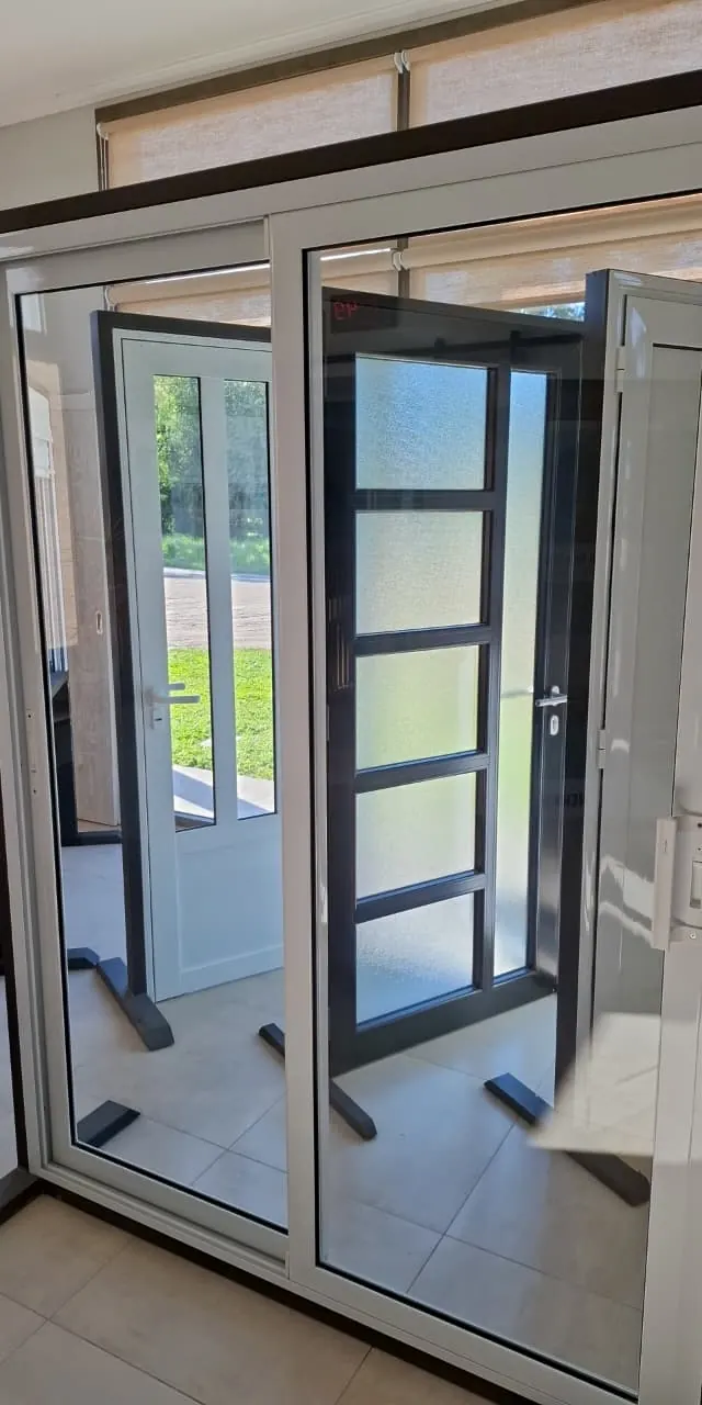 Una puerta corrediza de aluminio blanca en el showroom de El Angel
