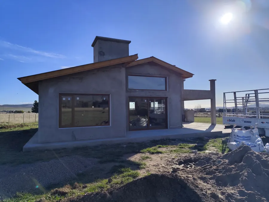 Casa de campo con aberturas de PVC, a pleno sol