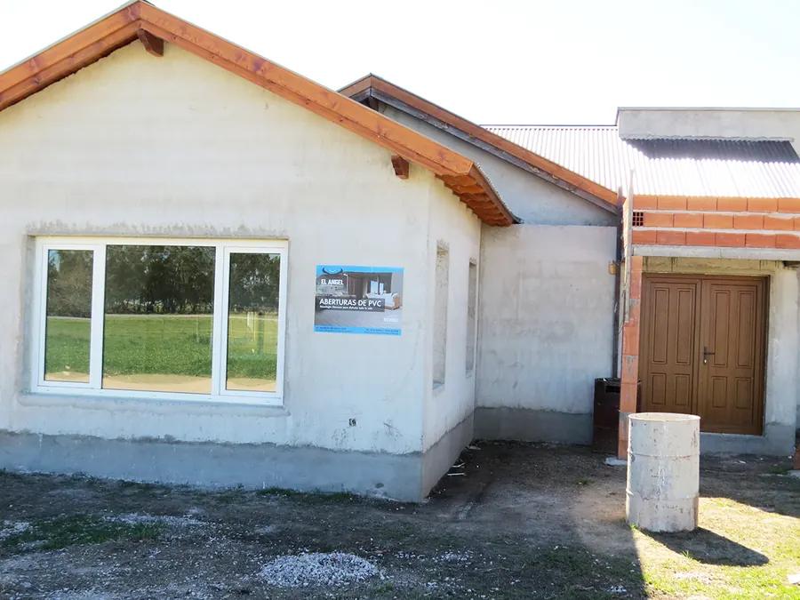 Casa con corrediza y ventanas de PVC blanco