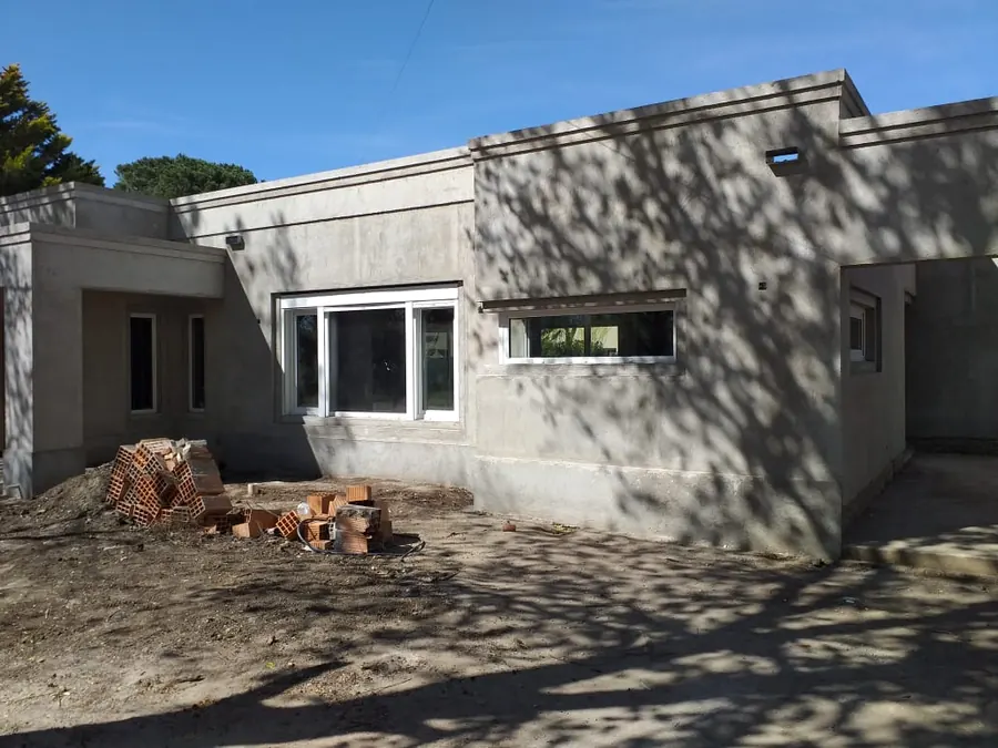 Casa en obra con ventanas de PVC blanco