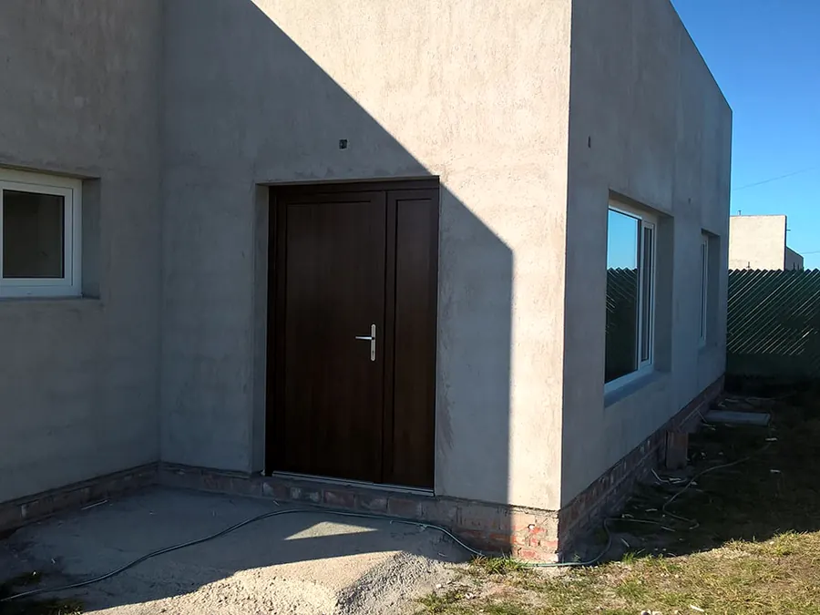 Casa con puerta y ventanas de PVC