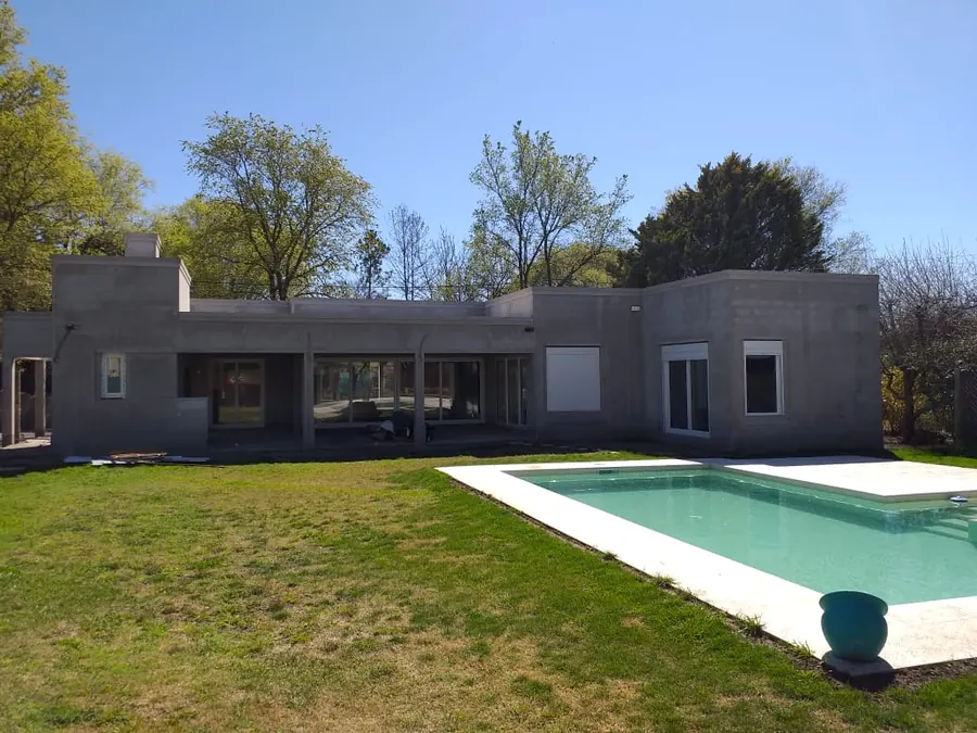 Casa de una planta con aberturas de PVC, el parque y la pileta