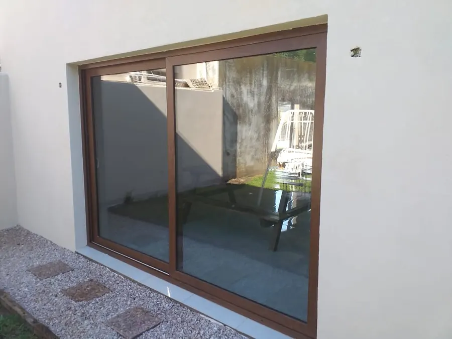 Corrediza de PVC roble dorado que da al patio