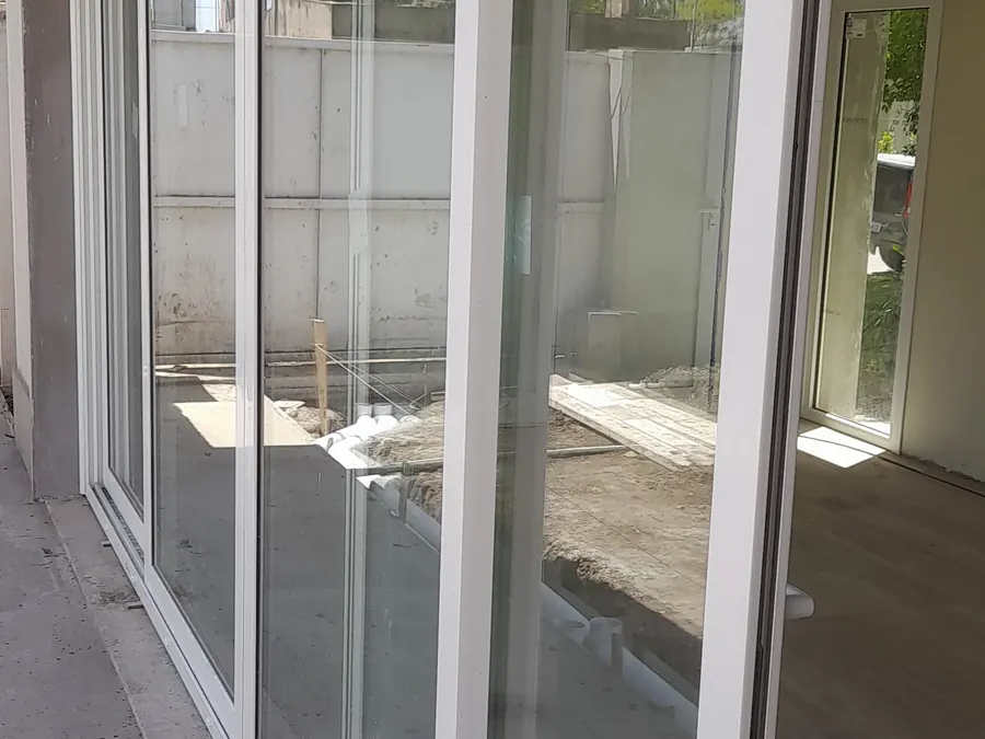 Corredizas de PVC blanco en una obra