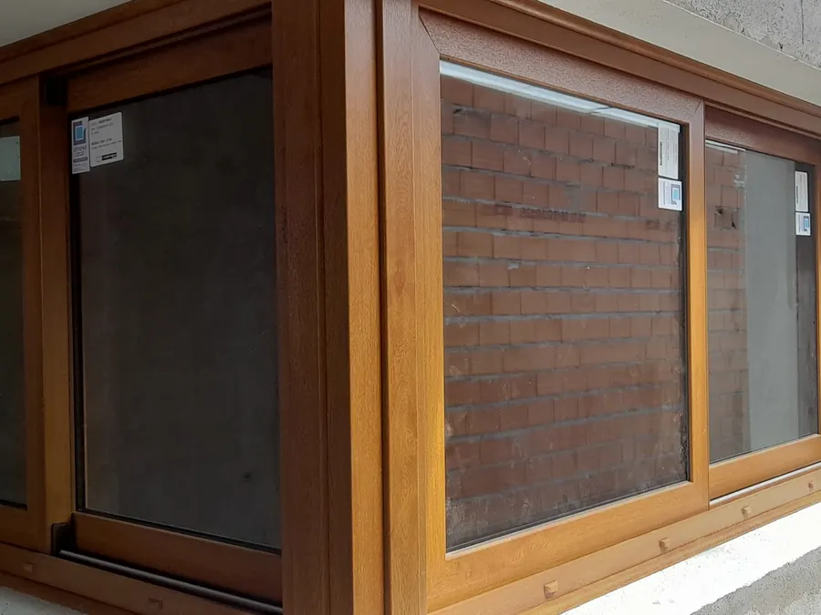 Ventana en esquina de PVC roble dorado