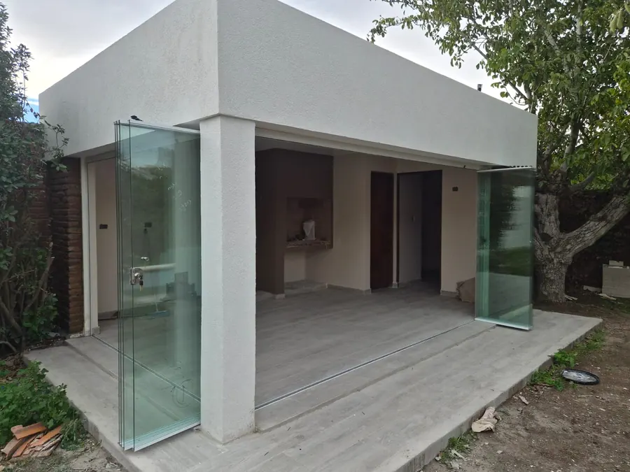 Galería cerrada con paños de vidrio templado