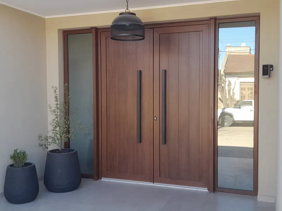 Puerta de frente doble símil madera, con paños laterales de vidrio