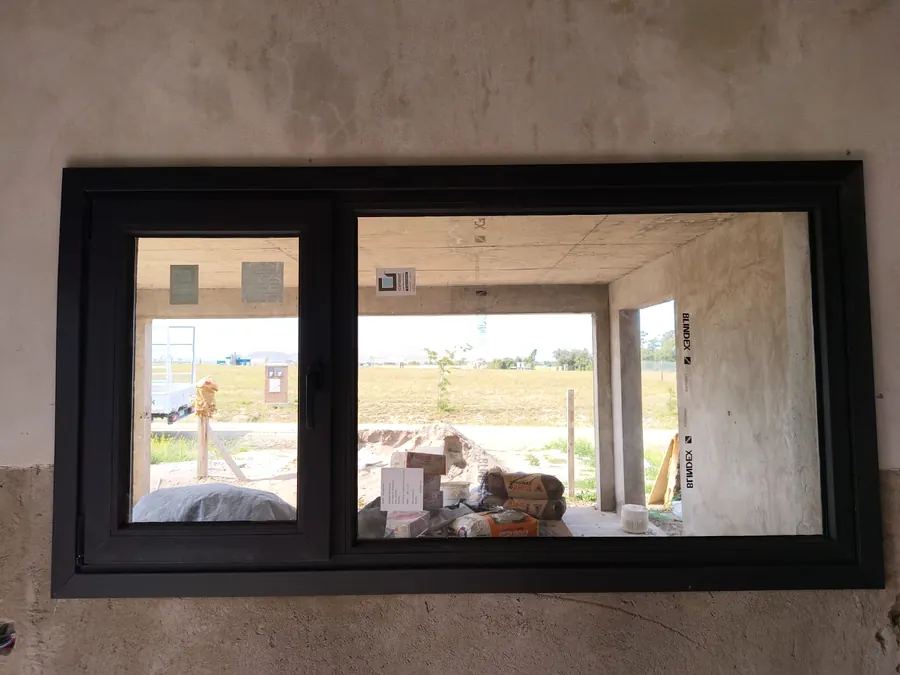 Ventana de perfil negro que da al campo