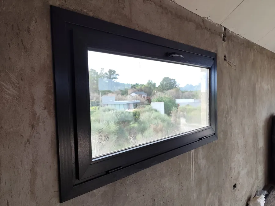 Ventana de perfil negro que enmarca el paisaje