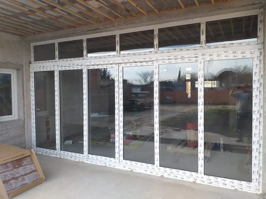 Ventanal de PVC blanco de seis hojas con banderolas