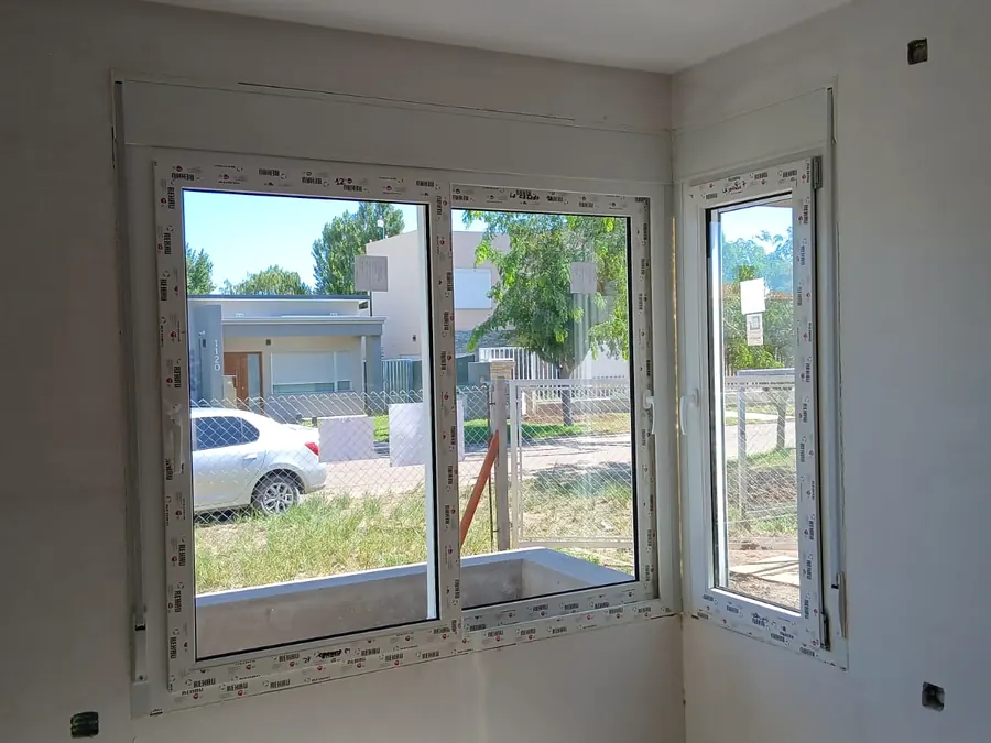 Ventanas de PVC blanco en esquina, recién colocadas