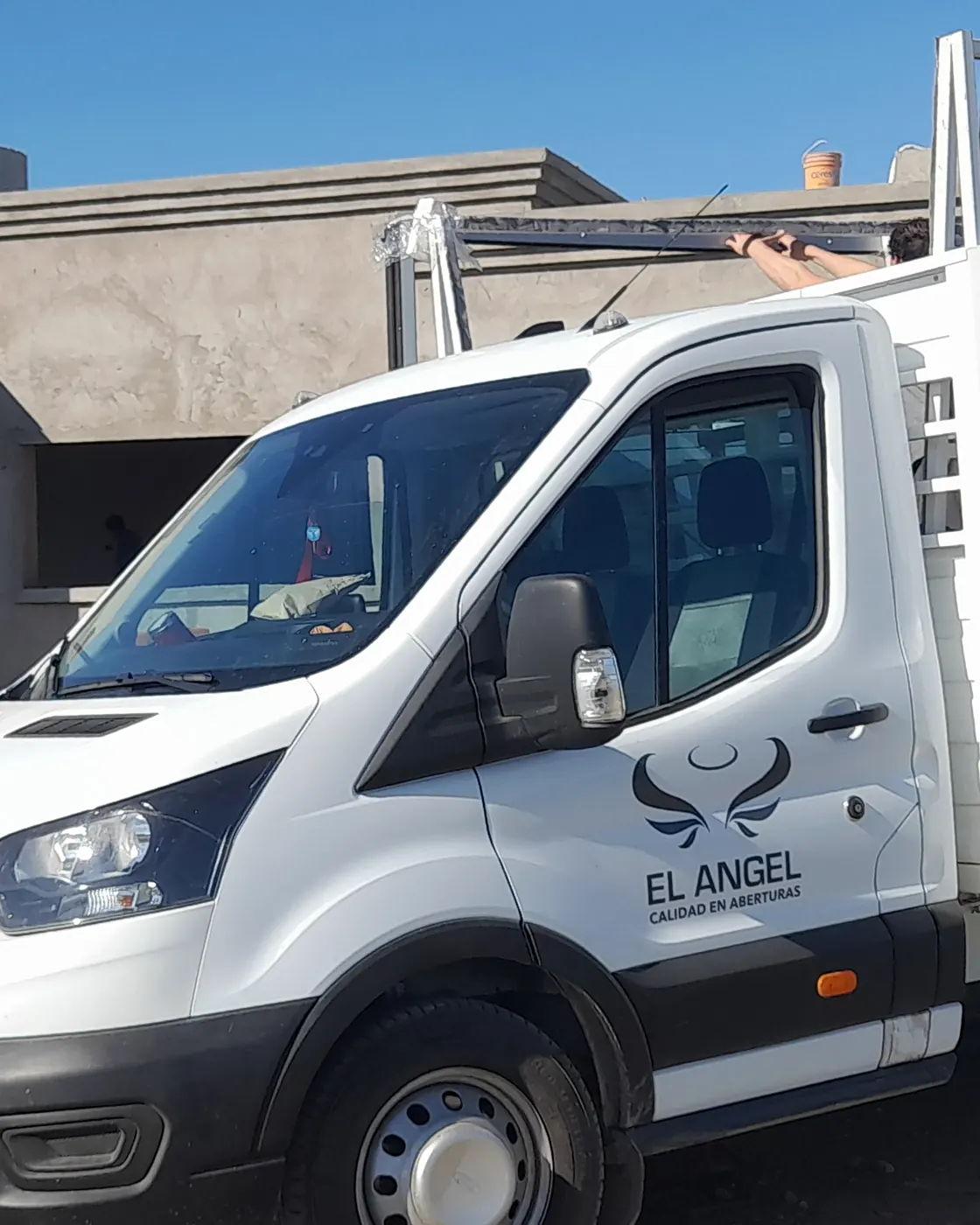 El camión de El Angel frente a una obra