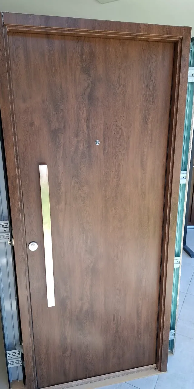 Puerta Oblak símil madera con barral de acero, en el showroom de El Angel