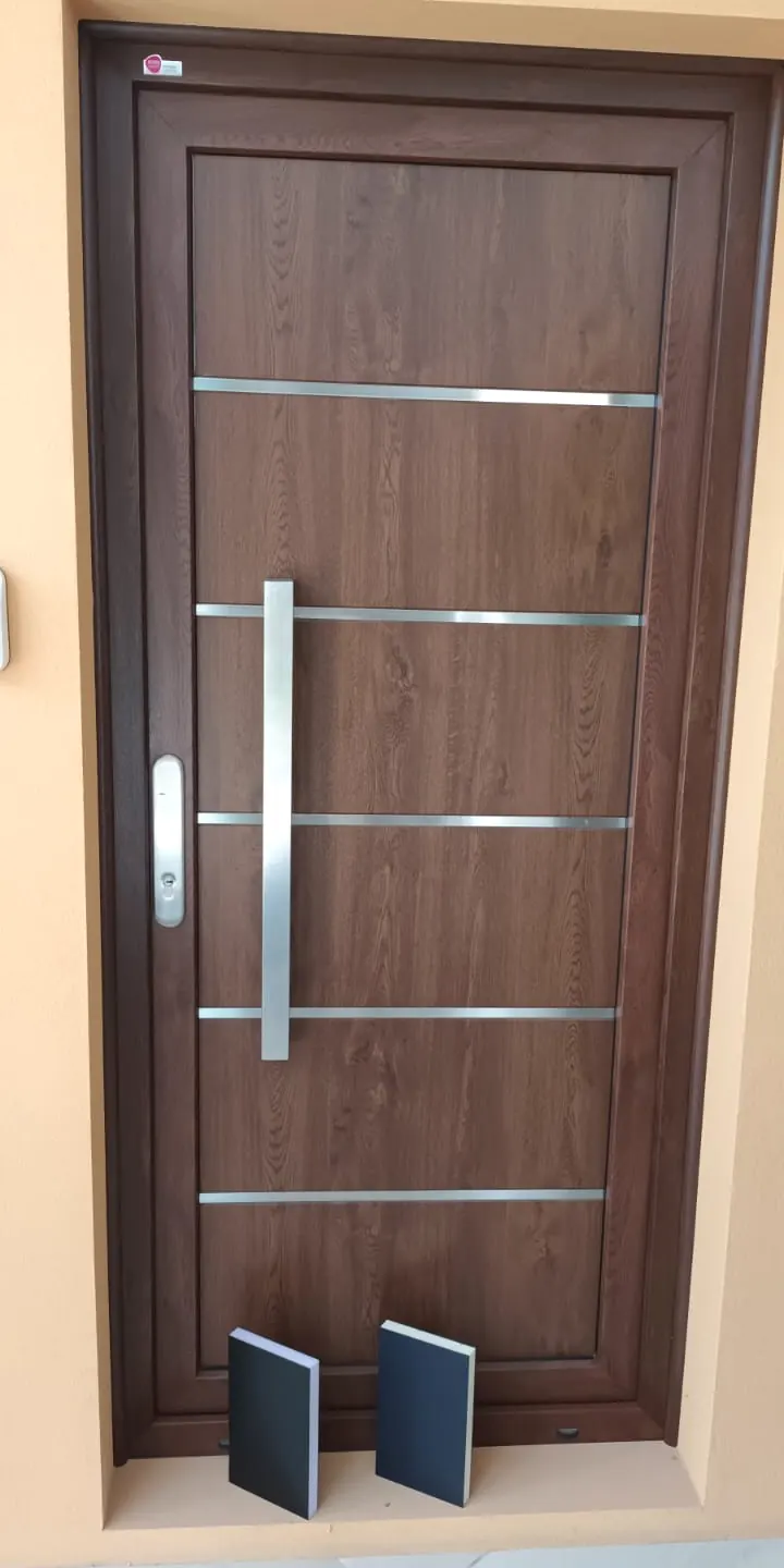 Puerta de PVC símil madera con barrales de acero, en el showroom