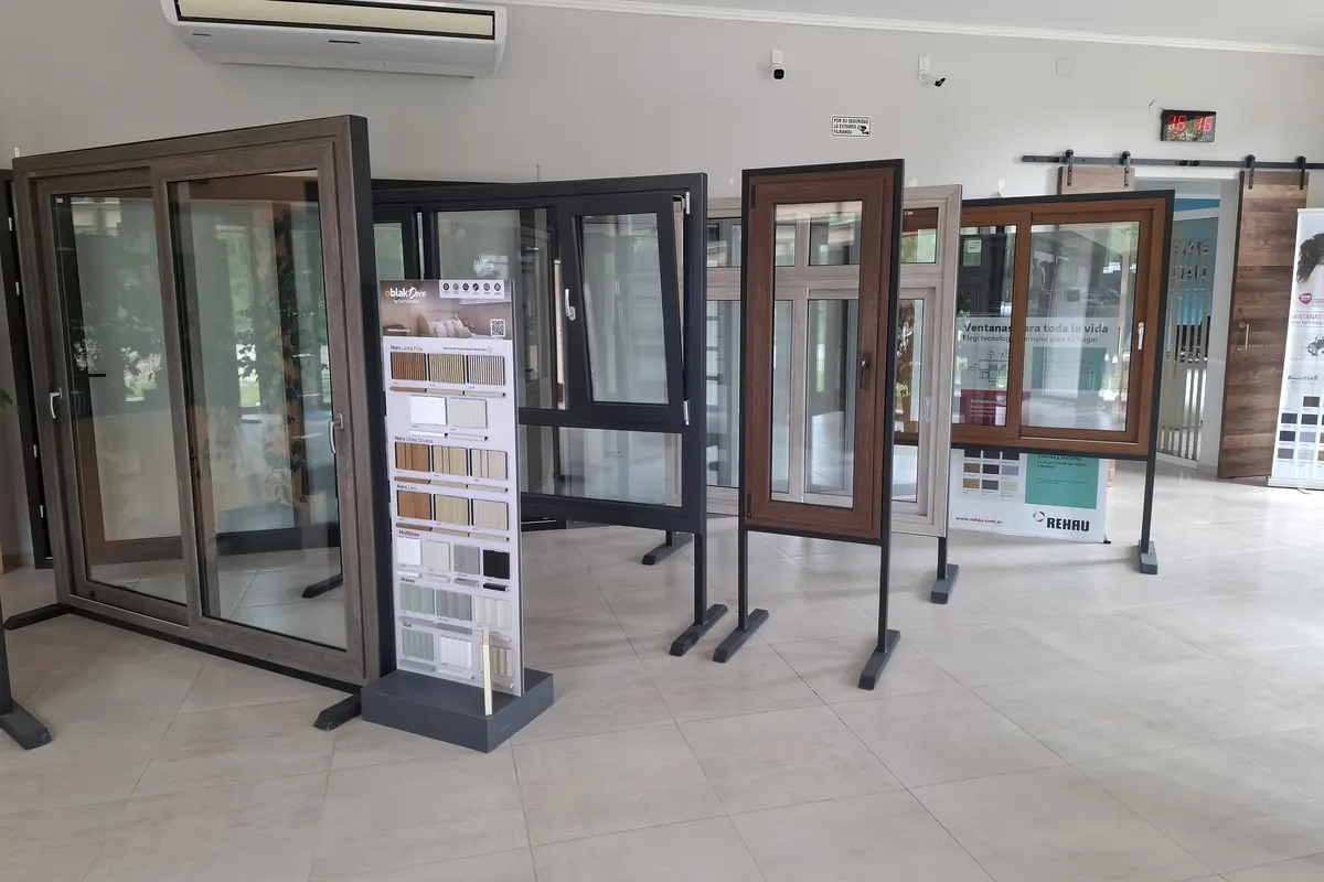 Ventanas y puertas de PVC en exhibidores, con el muestrario de colores