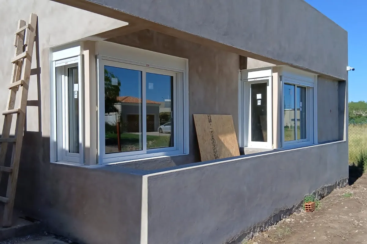 Aberturas blancas de PVC recién colocadas en una casa en obra