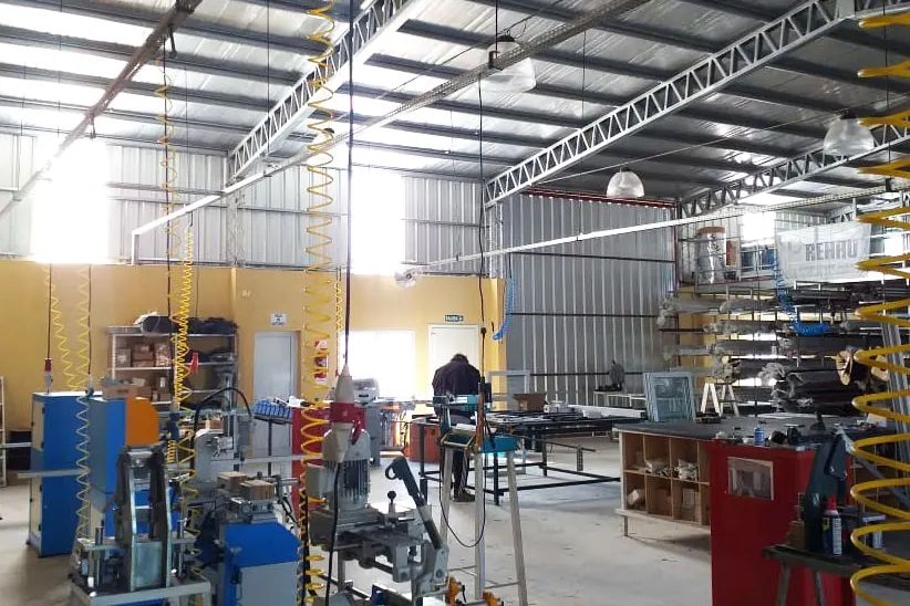 La planta de El Angel con las máquinas de corte y soldadura de PVC