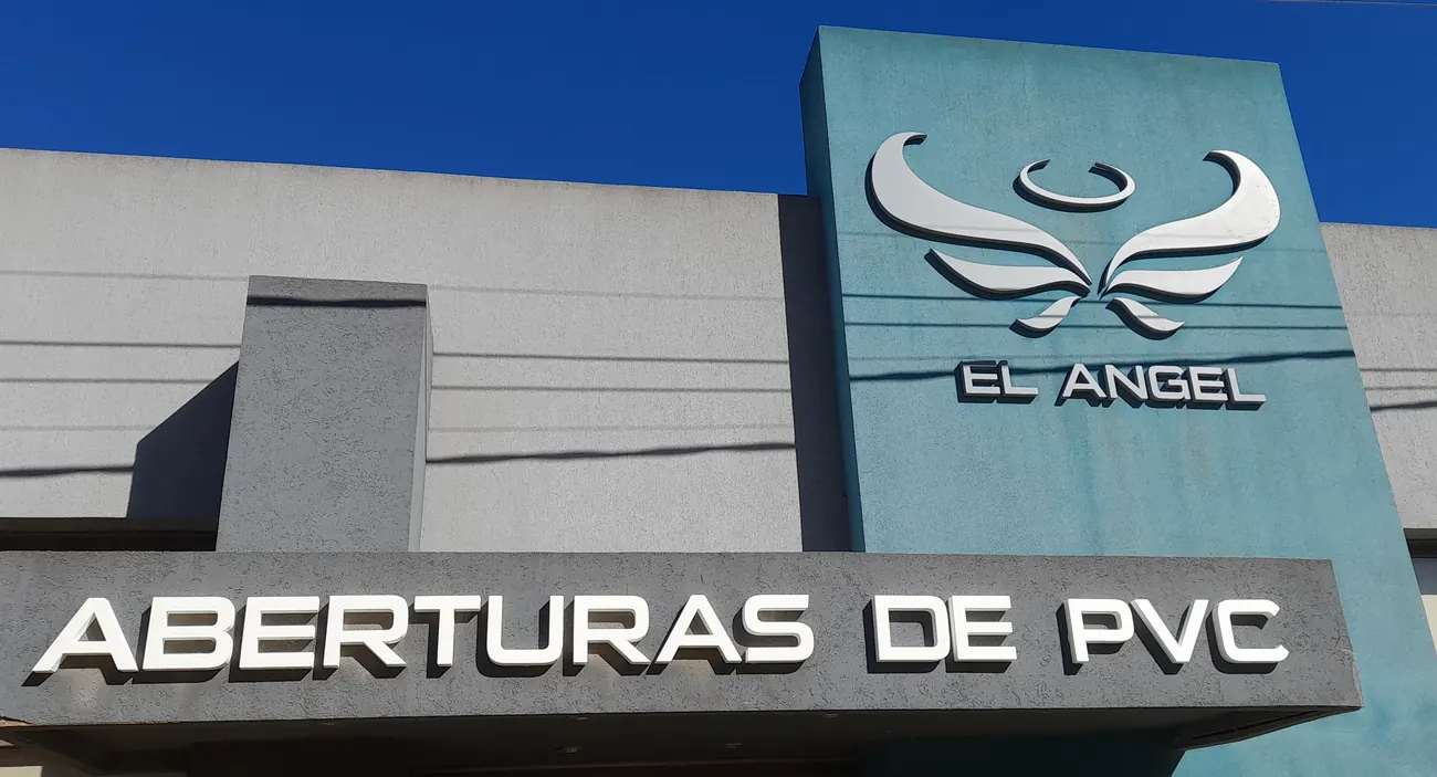 El frente del local de El Angel: «Aberturas de PVC» y el logo sobre el panel celeste