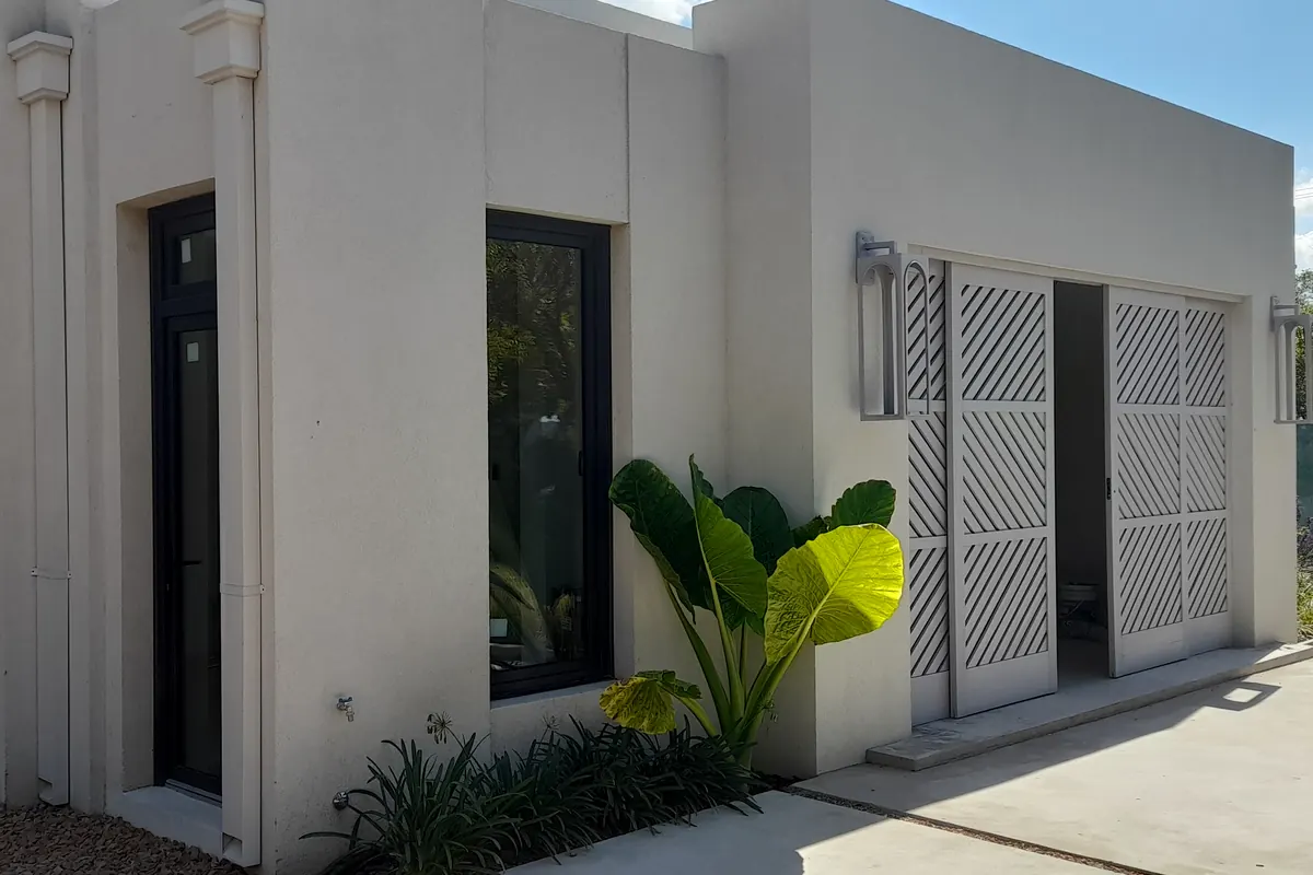 Una casa terminada con pileta y ventanales de perfil negro