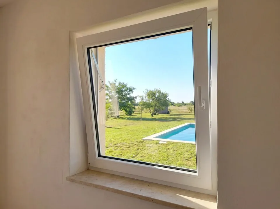 Ventana abatible / banderola de PVC blanco, inclinada hacia adentro por arriba