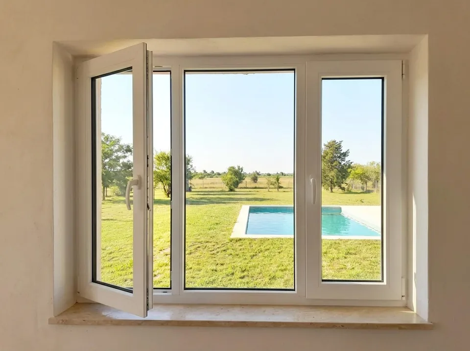 Ventana Patagónica Doble de PVC blanco: paño fijo central y dos hojas de abrir, una abierta