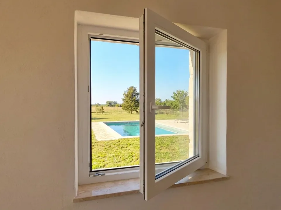 Ventana practicable de PVC blanco, abierta hacia adentro