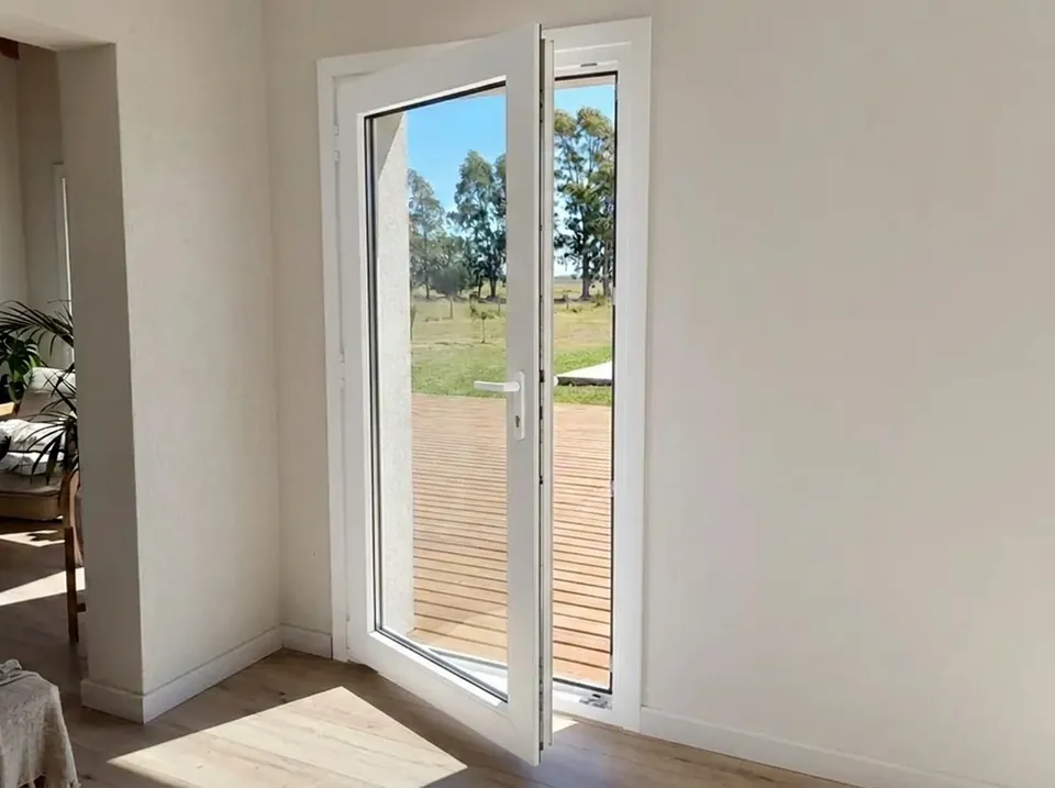 Puerta de abrir de PVC blanco, abierta hacia el deck