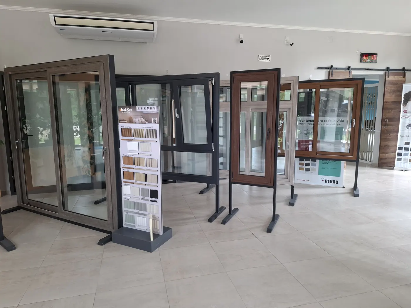 Ventanas y puertas balcón de PVC en el showroom de El Angel
