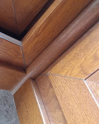 La esquina soldada de una ventana de PVC símil roble