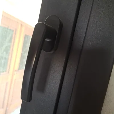 La manija de una ventana de PVC antracita, de cerca
