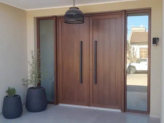 Una puerta de frente doble de PVC símil madera, colocada