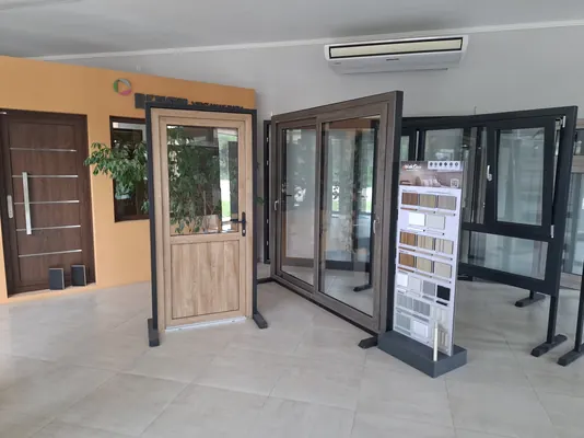 Una puerta de PVC símil madera y corredizas en exhibidor, con el muestrario de colores