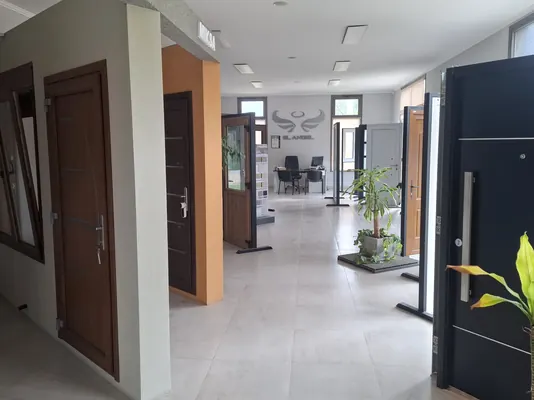 El salón del showroom, con el logo de El Angel al fondo