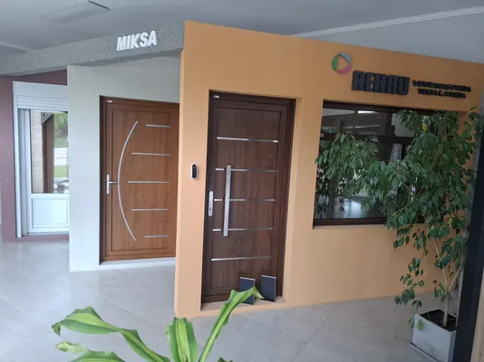 El sector de puertas del showroom, con el cartel de REHAU