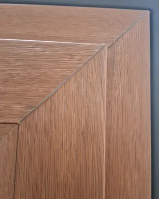 El folio símil madera de un perfil de PVC, de cerca